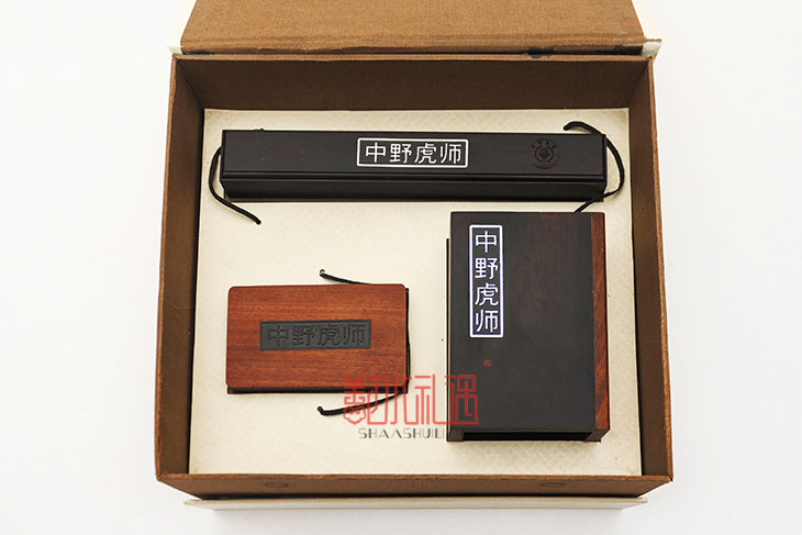 红木套件打造退休纪念品