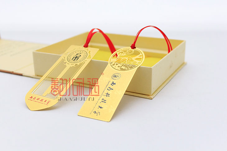 高校开始为新生准备开学纪念品