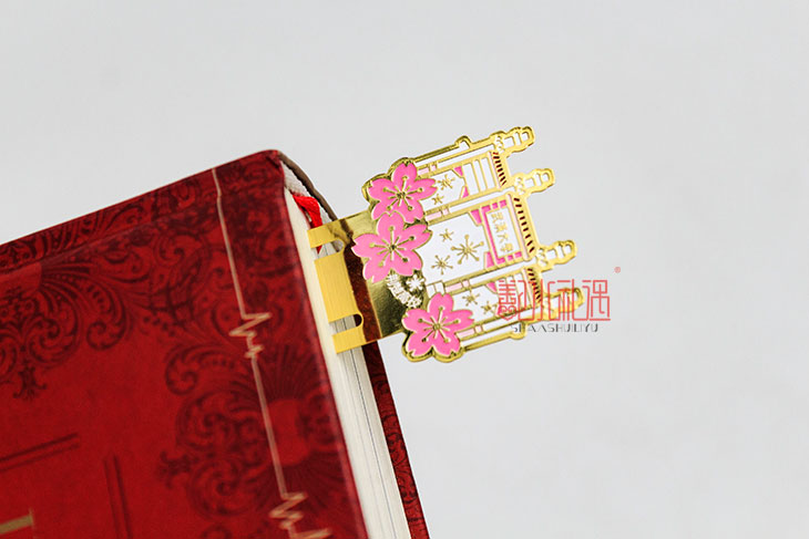 高校开始为新生报到准备纪念品