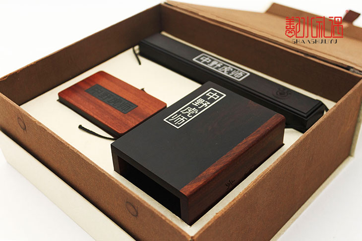 100元的预算如何定制纪念品？