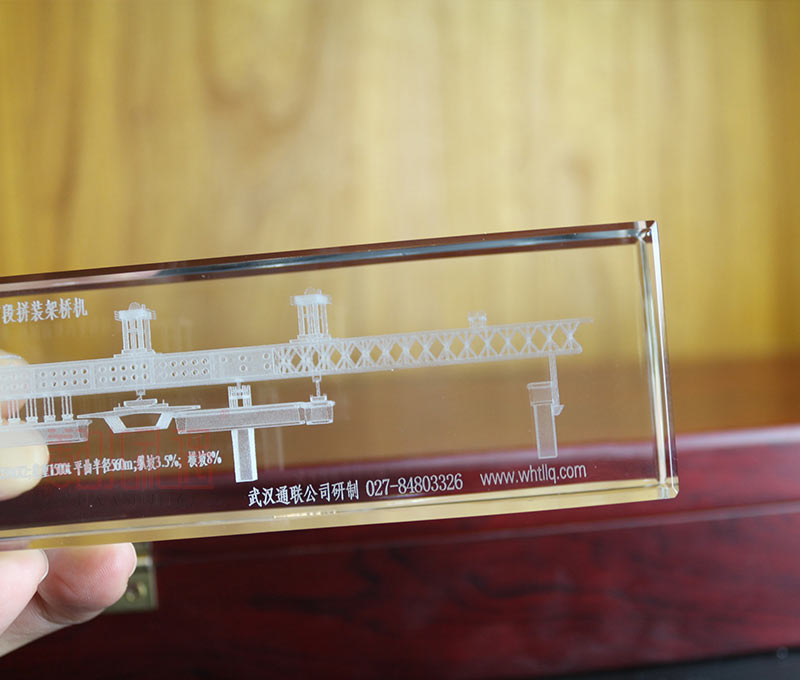 怎样挑选水晶摆件纪念品