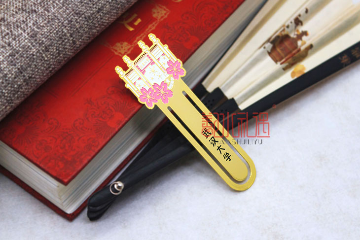 从武汉大学看纪念品设计