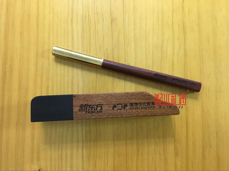 如何定制商务纪念品