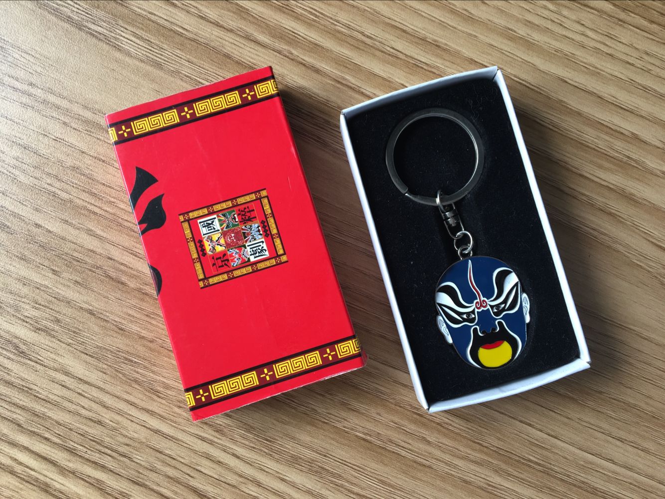 脸谱钥匙扣纪念品，还原了中国民族传统文化。