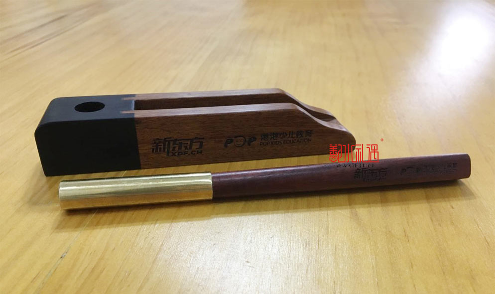 当新东方遇上红木两件套纪念品